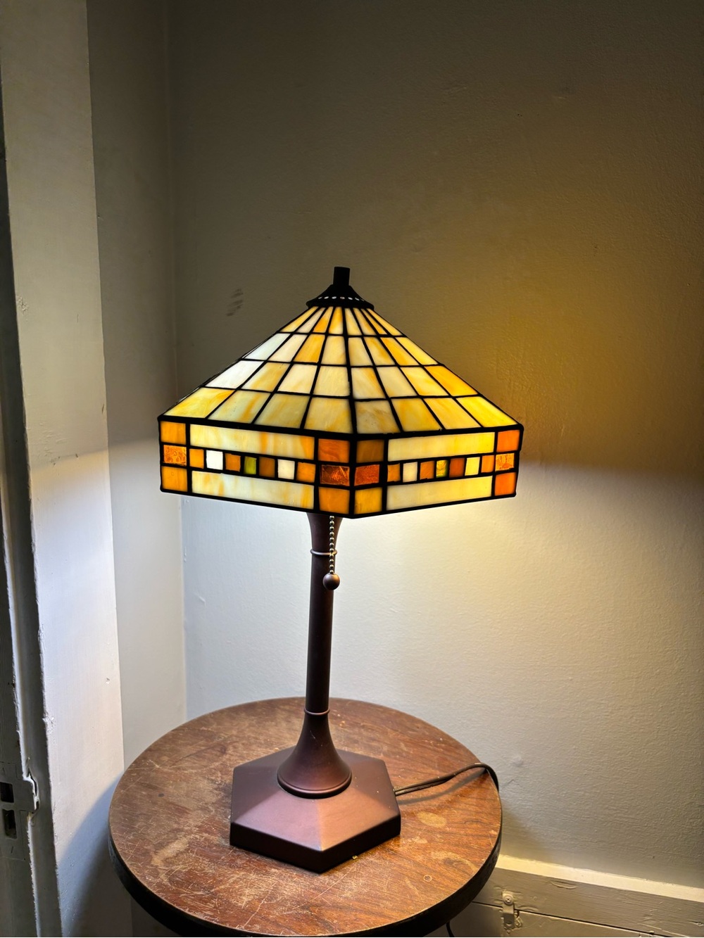 Vintage 18 in Classic Stained Glass Tiffany-Style Table Lamp in Amber